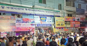 আগুনের সংবাদে উৎসুক জনতার ভিড়।