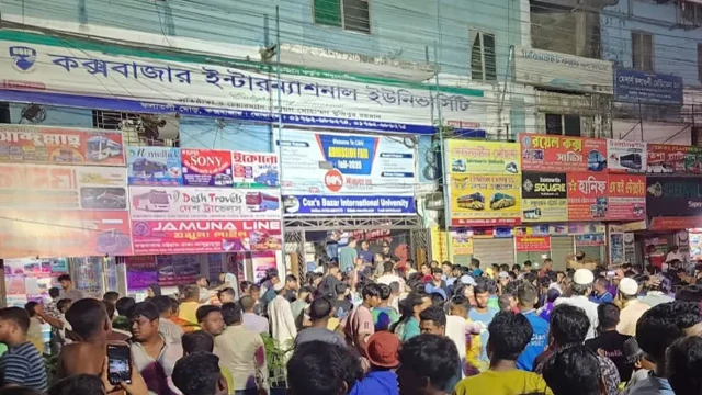 image_232991_1760805407 আগুনের সংবাদে উৎসুক জনতার ভিড়।