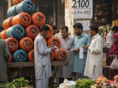 আসছে এলপিজির নতুন দাম: ‘বিইআরসি-র কাগজী মূল্য’ নাকি স্বস্তি ফিরবে বাজারে?