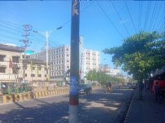 রাস্তা বাড়ে, খুঁটি নড়ে না: চট্টগ্রামের প্রশস্ত সড়কের মাঝেই ‘মরণফাঁদ’