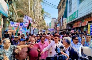 আমির খসরুর গণসংযোগে সাধারণ মানুষের বাঁধভাঙ্গা জোয়ার