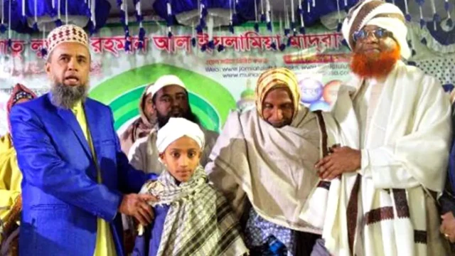 পাগড়ি পরিয়ে দেওয়া হয় শিশু সোলাইমান ইসলামকে