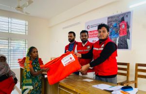 রামগড়ে রেড ক্রিসেন্টের উদ্যোগে শীতার্তদের মাঝে কম্বল বিতরণ