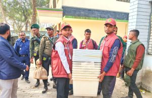 রাত পোহালেই গণতন্ত্রের উৎসব: প্রস্তুত খানসামা, কেন্দ্রে কেন্দ্রে যাচ্ছে সরঞ্জাম
