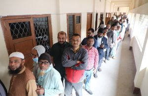 চট্টগ্রামে কেন্দ্রে কেন্দ্রে ভোটারদের দীর্ঘ সারি