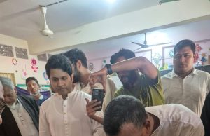 উৎসবমুখর পরিবেশে সপরিবারে ভোট দিলেন গোলাম আকবর খোন্দকার
