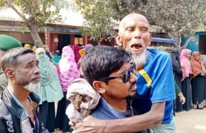 নাতির কোলে চড়ে কেন্দ্রে ৯০ বছরের দাদা: ঈশ্বরদীতে ভোটের উৎসবে প্রাণের স্পন্দন