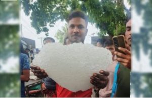 বিশালকায় শিলাখণ্ড আকাশ থেকে পড়েছে, নাকি প্রকৃতির বিরল জমাটবদ্ধ রূপ?