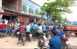 রামগড়ে লাইনে দাঁড়িয়েও মিলছে না জ্বালানি তেল
