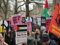 ইরানে হামলার প্রতিবাদে লন্ডনে মার্কিন দূতাবাসের সামনে হাজার হাজার মানুষের বিক্ষোভ