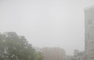 চৈত্রের ভোরে কুয়াশার চাদরে চট্টগ্রাম: জনজীবনে শীতের আমেজ