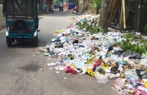 এসি দত্ত লেন: খোলা রাস্তায় আবর্জনার স্তূপে বিপন্ন জনস্বাস্থ্য
