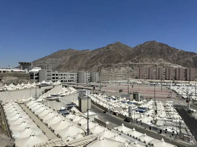 এই আধুনিক ভবনগুলো মিনার পাহাড়ের ঢালে তৈরি করা হয়েছে যাতে হাজিরা আরও উন্নত সুযোগ-সুবিধা পান।