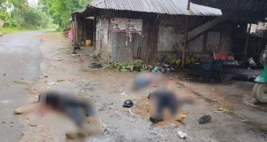 গোলাগুলির পর পড়ে আছে ৩ মরদেহ। সংগৃহীত ছবি