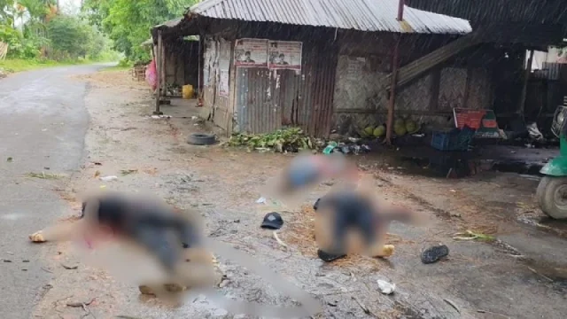 গোলাগুলির পর পড়ে আছে ৩ মরদেহ। সংগৃহীত ছবি