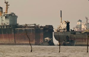 লোহার মহাশ্মশানে সমুদ্র দৈত্যদের শেষ যাত্রা