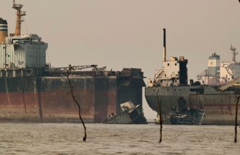 লোহার মহাশ্মশানে সমুদ্র দৈত্যদের শেষ যাত্রা